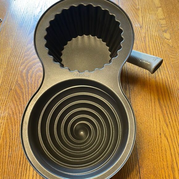 WILTON GIANT CUPCAKE pan - Picture 1 of 5